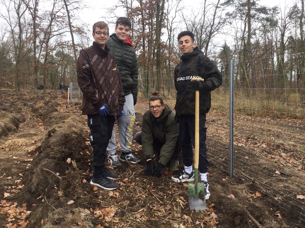 Im November 2021 halfen unter anderem auch Lukas, Luca und Maad (v.l.n.r) vom Kinderheim „Wolkenfrei“ zusammen mit ihrem Erzieher Matthias Förster (Neo Scope von „Down Below“) bei der Wiederaufforstung in der Lobenbreite