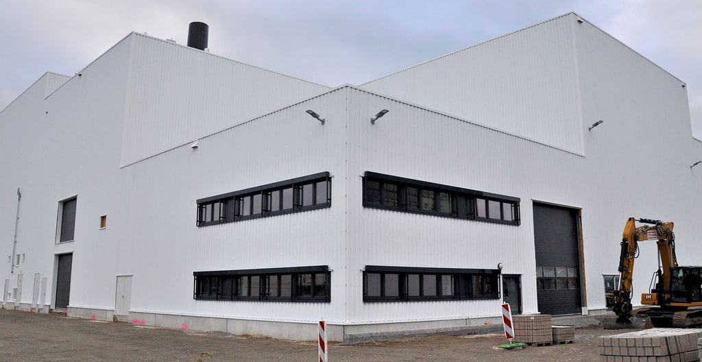 Die neue Halle der Feuerverzinkung in Genthin besticht bereits von außen durch ihre enormen Ausmaße.