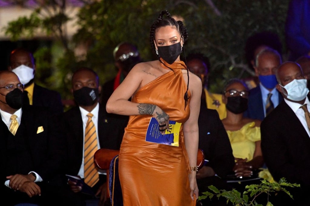 Die Karibikinsel Barbados hat sich von der britischen Krone losgesagt und zur Republik erklärt. Rihanna wurde indes als Nationalheldin geehrt. Unter diesem Kleid vermuteten die Fans bereits eine Schwangerschaft.