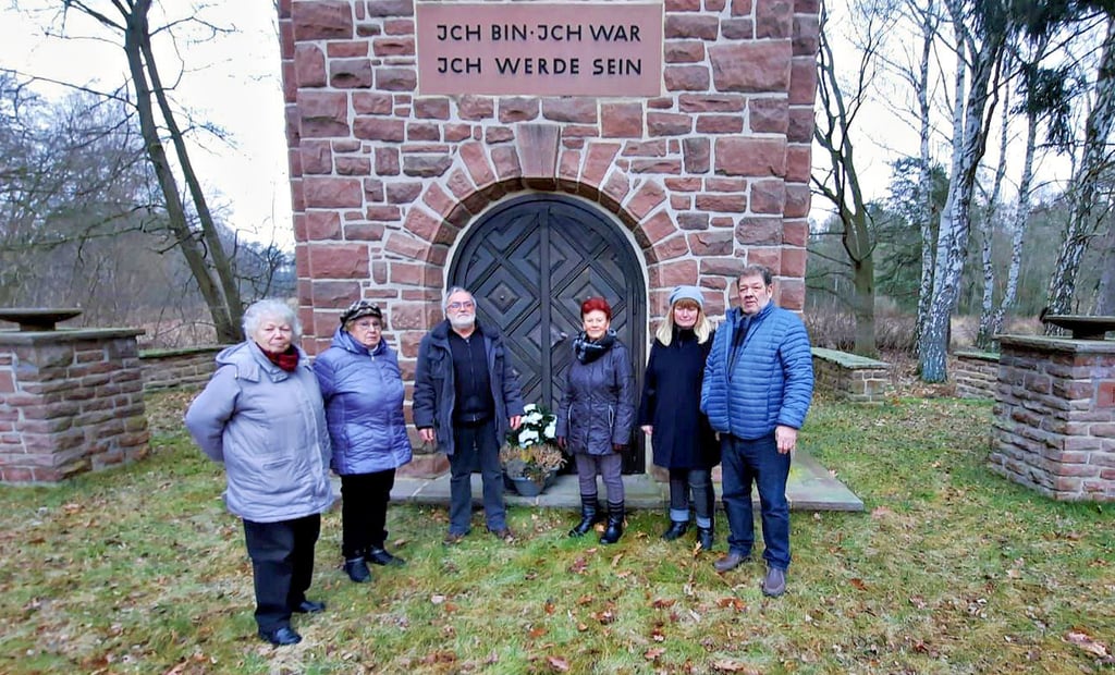 Die Ortsgruppe Tangerhütte der Partei "Die Linke" legte auch am Mahnmal im benachbarten Dolle Blumen nieder.