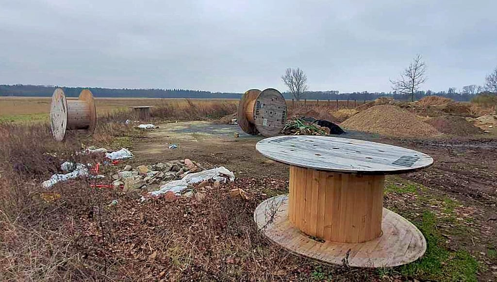 Müll und Erdhaufen am Ortsrand von Weißewarte.
