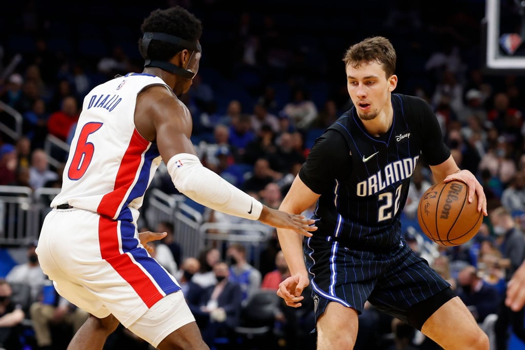 Orlando Magic-Forward Franz Wagner (22) dribbelt an Detroit Pistons Guard Hamidou Diallo (6) vorbei.
