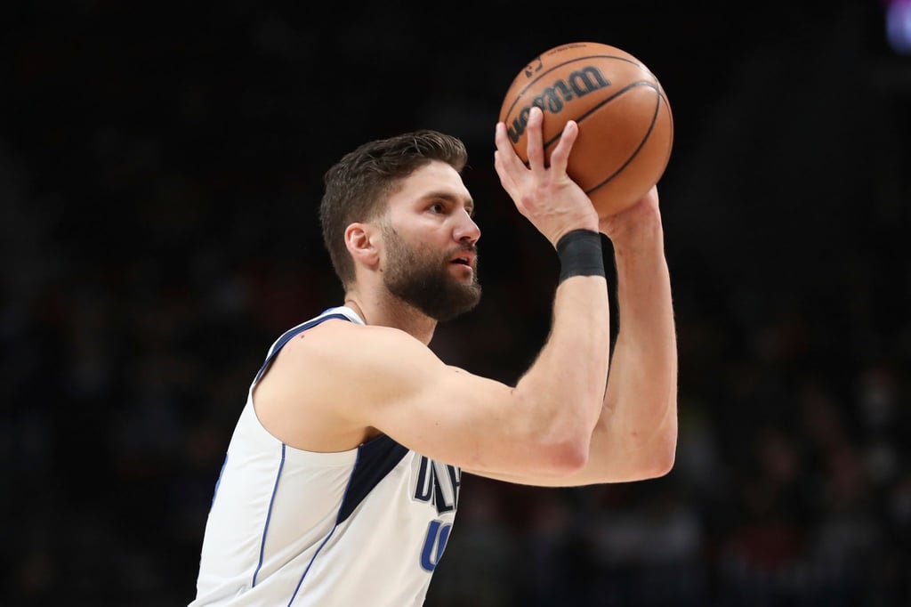 Dallas Mavericks Maxi Kleber nimmt einen Dreipunktewurf.