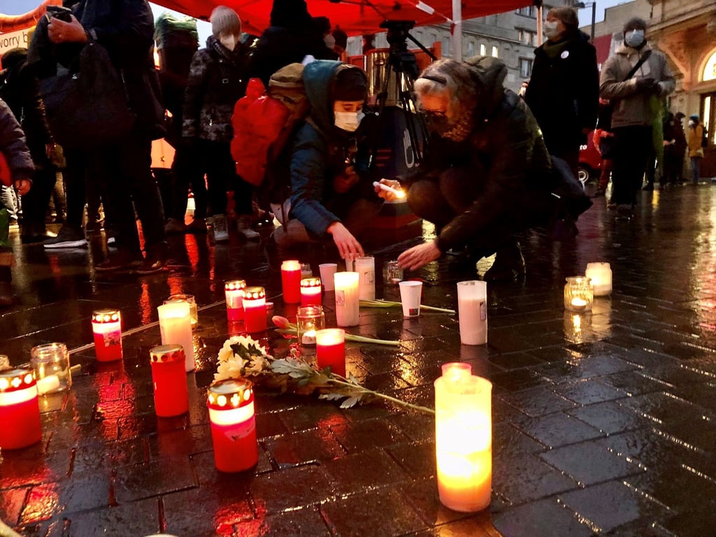 In Halle brennen Kerzen als Erinnerung an die Corona-Toten.