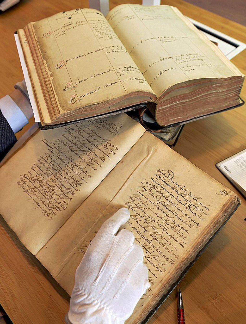 Kirchenbücher wie diese sind eine Quelle der größten Namensdatenbank.