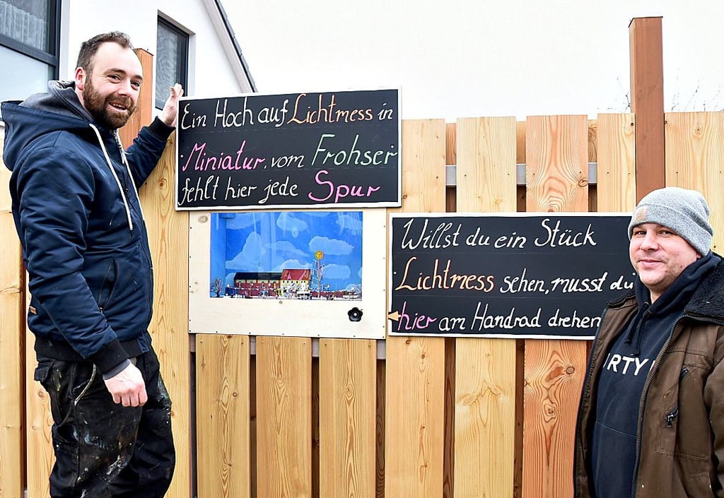 Frank Fabian (links) und Michael Wendt haben ein Diorama gebaut, in dem ein Lichtmessumzug marschiert und eine Lokomotive fährt. 