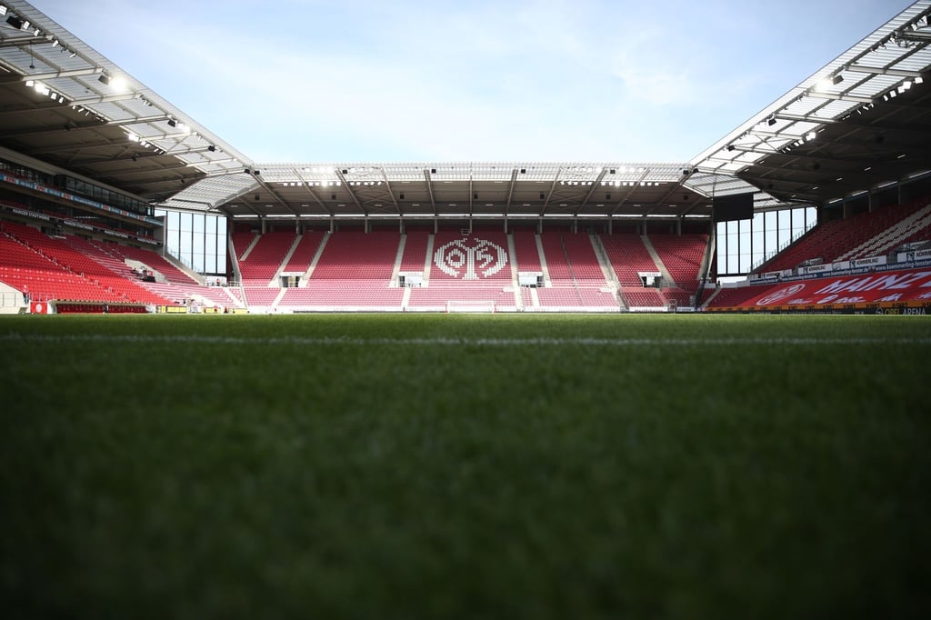 Das Logo des FSV Mainz 05 ist auf den leeren Rängen der MEWA Arena zu sehen.