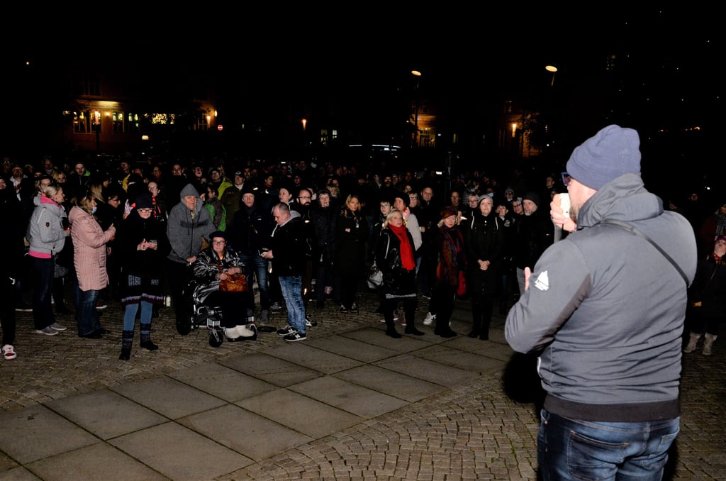 Die erste Kundgebung gegen eine Impfpflicht fand auf dem Haldensleber Marktplatz am 25. November 2021 stand. Seit dem treffen sich dort an jedem Montag mehrere hundert Demonstranten.