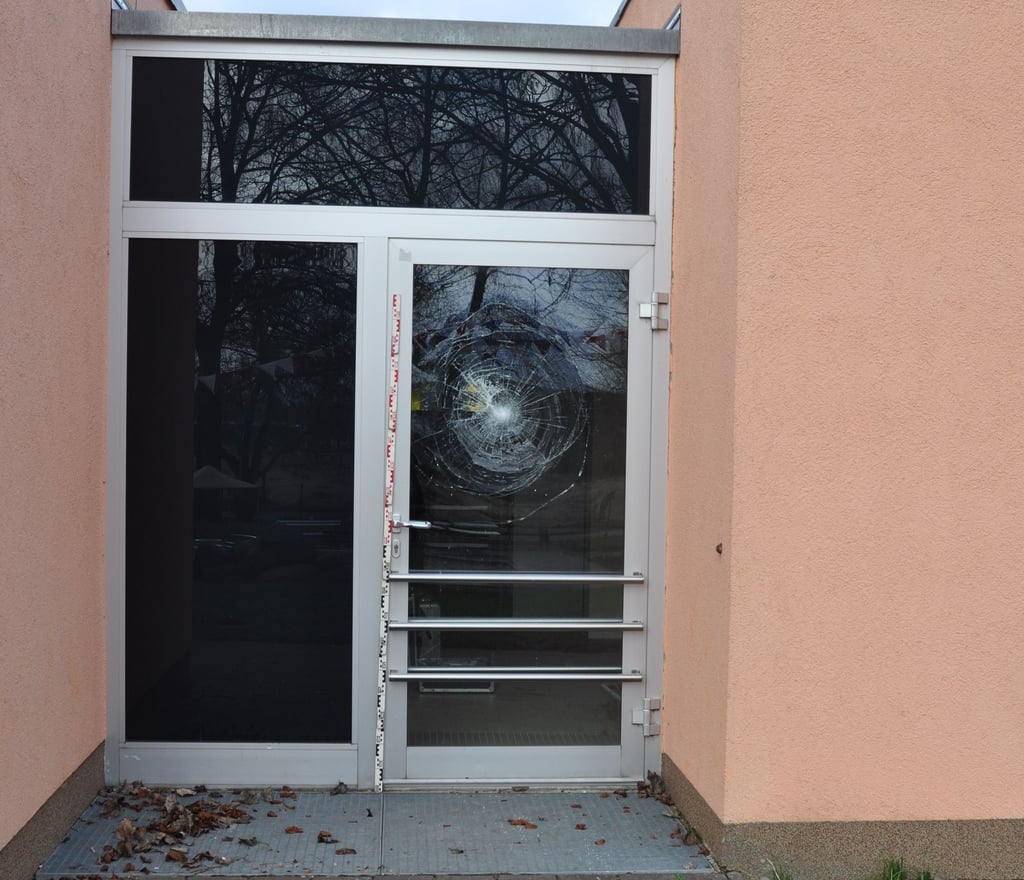 Unbekannte Täter sind am Wochenende (28. bis 30. Januar) in die Förderschule in Wolmirstedt eingebrochen. Sie beschädigten dabei drei Türen und ein Fenster. Ob etwas gestohlen wurde, wird zurzeit geprüft.