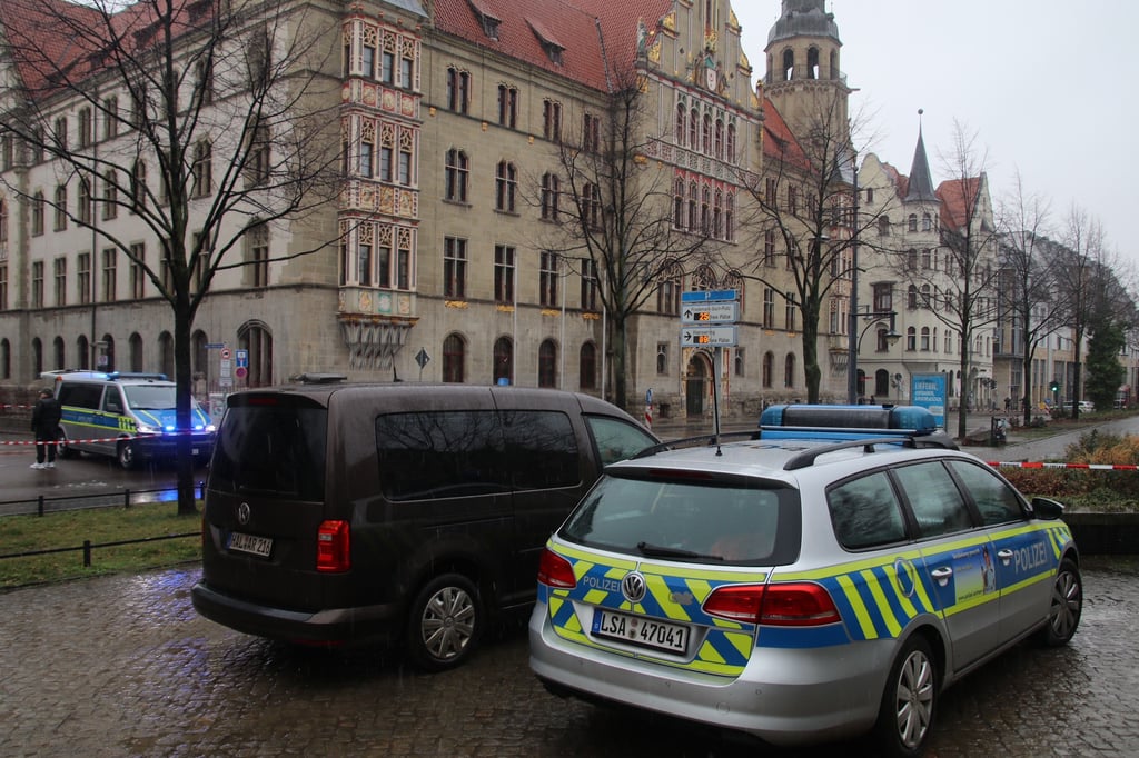 Die Polizei hat den Bereich vor dem Landgericht abgesperrt.
