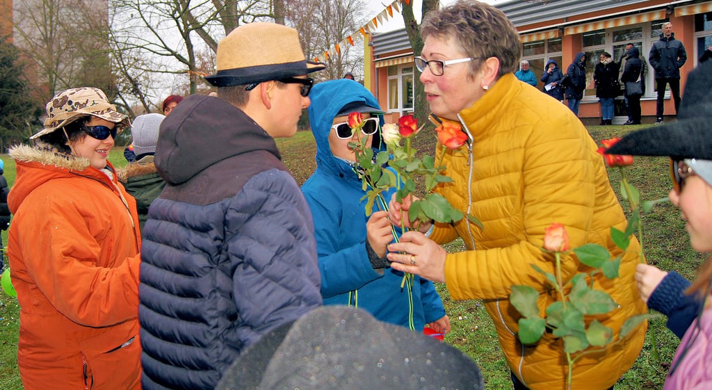 Emotionaler Abschied für Dagmar Lupu (r.): Viele Wegbegleiter waren gekommen, der Schulfachliche Referent Holger Häberer, Landrat Martin Stichnoth, Bürgereisterin Marlies Cassuhn, Fördervereinsvorsitzender Eckart Frey... Die Kinder und Pädagogen ließen es noch einmal richtig krachen, mit Tanz, Umarmungen und Rosen.