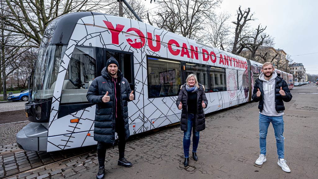 Die Straßenbahn mit den RB-Profis Philipp Tschauner (l.), und Konrad Laimer (r.) sowie Sandy Brachmann, LVB-Bereichsleiterin Marketing.&nbsp;
