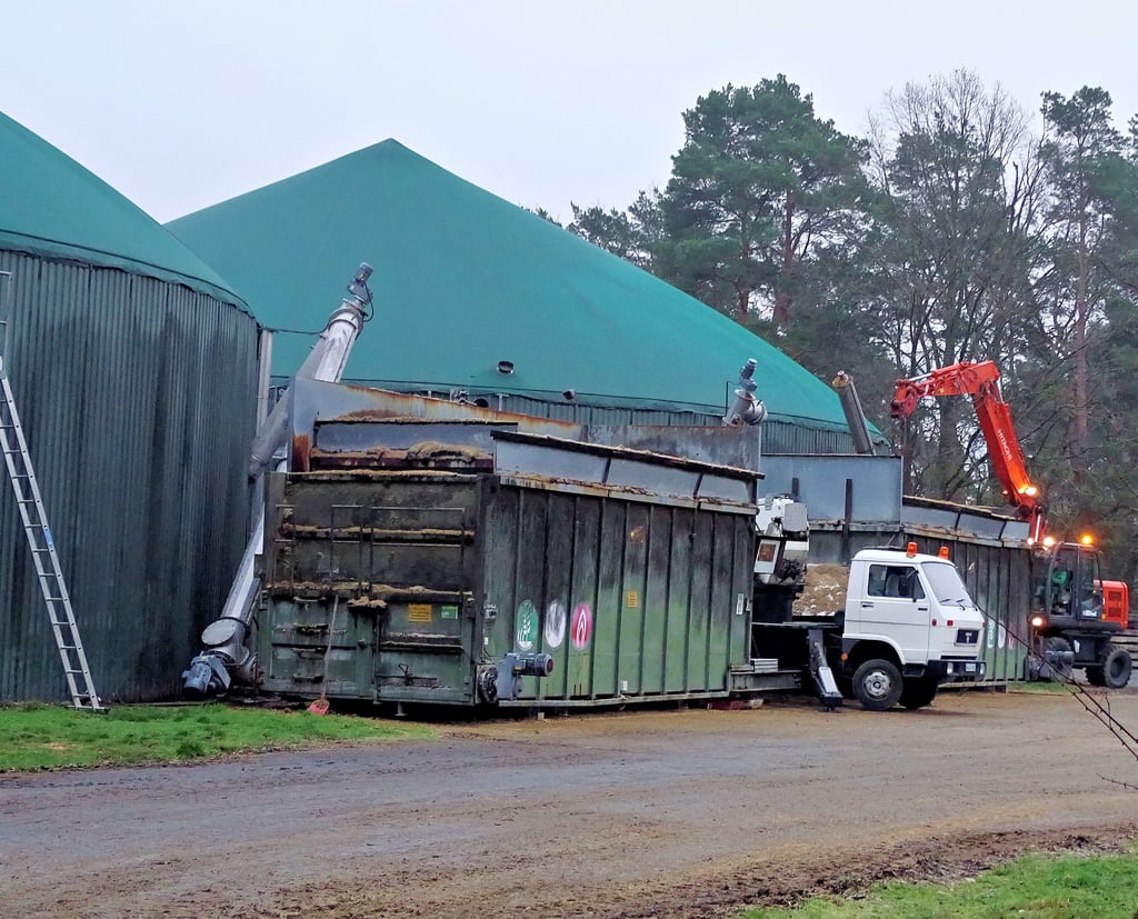 Die Beschickung der Biogasanlagen in Arnsdorf mit Silage erfolgt automatisch über Förderschnecken aus den Containern.