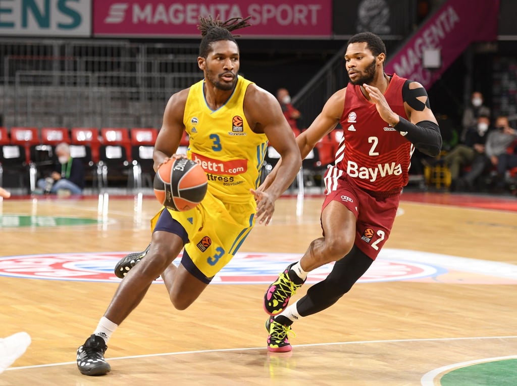 Corey Walden (r) von Bayern München verteidigt gegen Alba-Spieler Jaleen Smith.