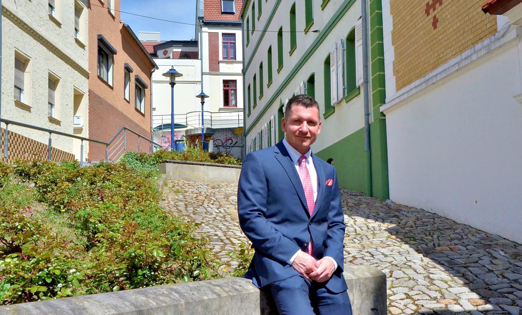 Matthias Büttner ist in Staßfurt aufgewachsen und wohnt bis heute in der Stadt an der Bode. Der 38-Jährige ist seit 2014 Mitglied der AfD und Mitglied im Stadtrat. Seit 2016 vertritt er den Altkreis Staßfurt im Landtag. Dort ist er Vorsitzender des Innenausschusses.