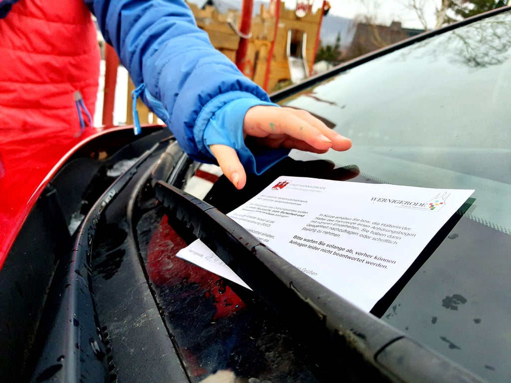 Karl-Heinz Becker aus Schmatzfeld ist kürzlich nur um Haaresbreite einem Unfall entgangen. Danach kassierte er vor dem Polizeikommissariat ein Knöllchen. Was die Stadt zu dem Fall sagt.
