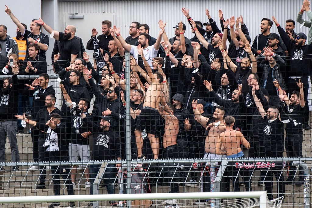 Fans von Türkgücü München feuern ihre Mannschaft in der ersten Runde des DFB-Pokals an.