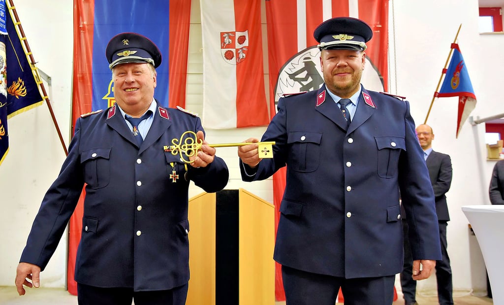 Der langjährige Wehrleiter der Ortsfeuerwehr Dornbock, Uwe Meißner (li.), übergibt nach 36 Jahren sein Amt an Torsten Ludwig.