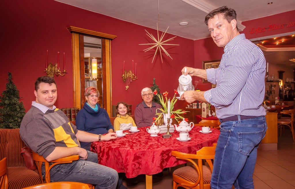 Henry Scholz, Café-Inhaber aus Leidenschaft, bedient seine Gäste. Für Familie Schneider ein besonderer Tag. Man feiert Opas Geburtstag.