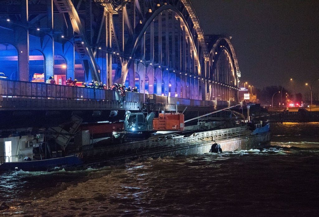 Ein Binnenschiff hängt unter der Freihafenelbbrücke fest.