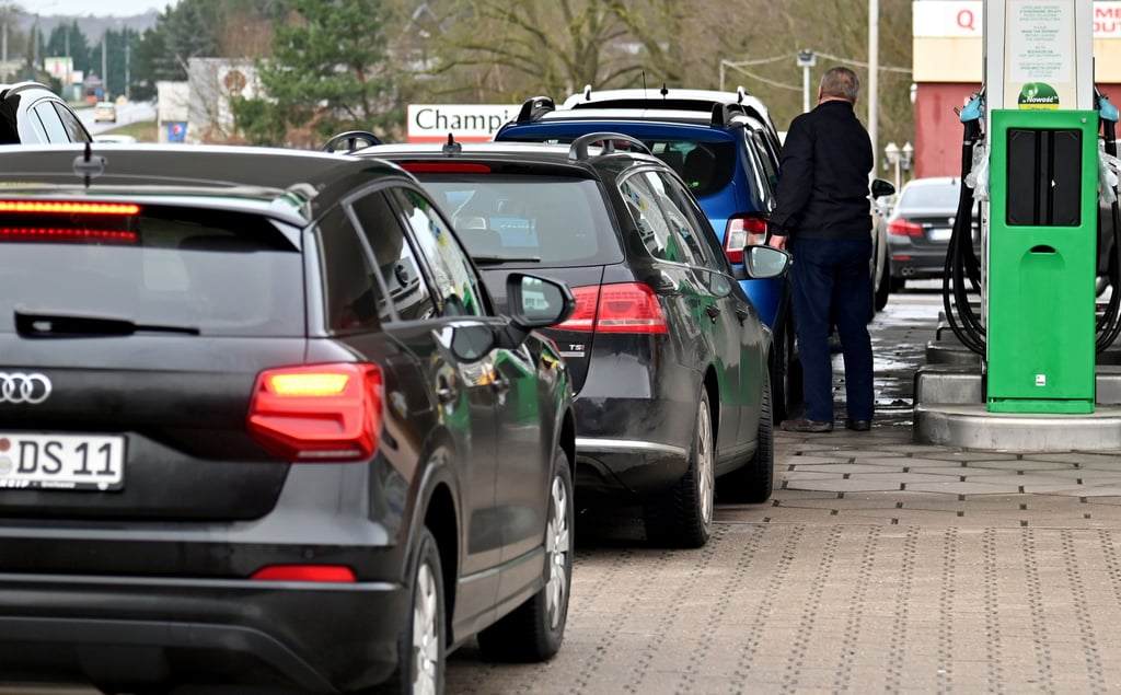 Deutsche Autofahrer betanken ihre Autos an einer Tankstelle in Lubieszyn im Grenzgebeit bei Ueckermünde, da die Kraftstoffpreise in Polen deutlich niedriger sind.