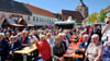 Besucher schauen sich beim bislang letzten Stadt- und Spargelfest im Mai 2019 auf dem Großen Markt in Osterburg das Bühnenprogramm an. Für den 6. bis 8. Mai ist die nächste Auflage des Festes geplant.