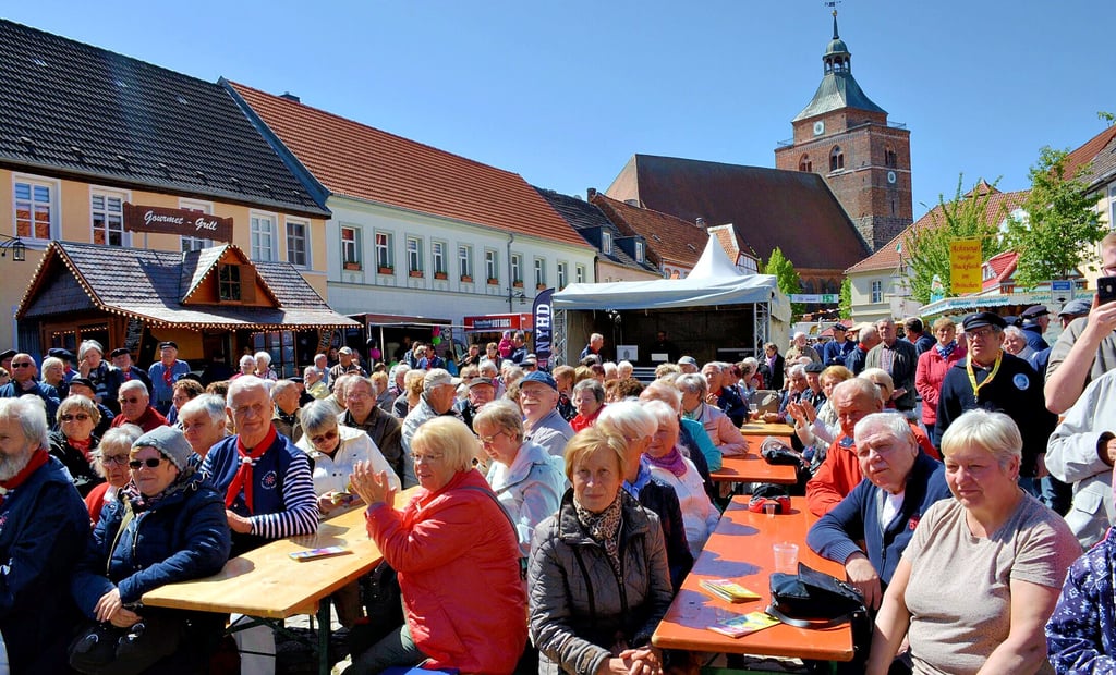 Besucher schauen sich beim bislang letzten Stadt- und Spargelfest im Mai 2019 auf dem Großen Markt in Osterburg das Bühnenprogramm an. Für den 6. bis 8. Mai ist die nächste Auflage des Festes geplant.