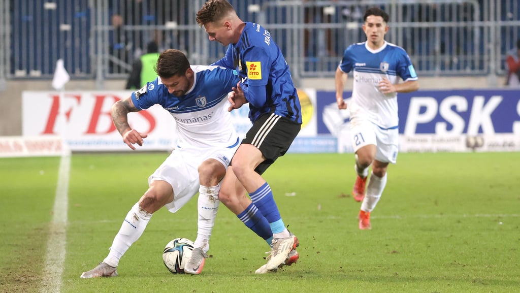 Kai Brünker (l./gegen Saarbrückens Pius Krätschne) hätte beinahe zwei Treffer in der Englischen Woche erzielt. Bislang gelangen dem 27-Jährigen vier Tore in dieser Drittliga-Saison.