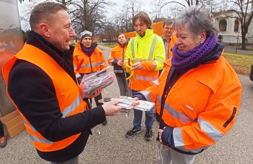 André Könnecke (links), Chef von Bauwirtschaftshof und Verschönerungsverein, stattet die Helfer mit Equipment aus.
