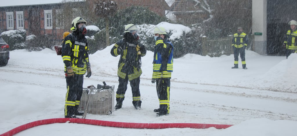Selbst bei starkem Schneefall, wie hier beim Scheunenbrand im Februar 2021 in Darnebeck, sind die Kameraden der Feuerwehren im Einsatz, um Menschen zu retten und Gefahren zu beseitigen. Im vergangenen Jahr mussten sie 149 Mal ausrücken.