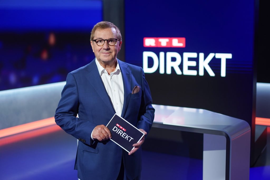 Der Moderator Jan Hofer steht im Studio der Nachrichtensendung „RTL Direkt“. Seit dem 16. August 2021 ist er bei RTL auf Sendung.