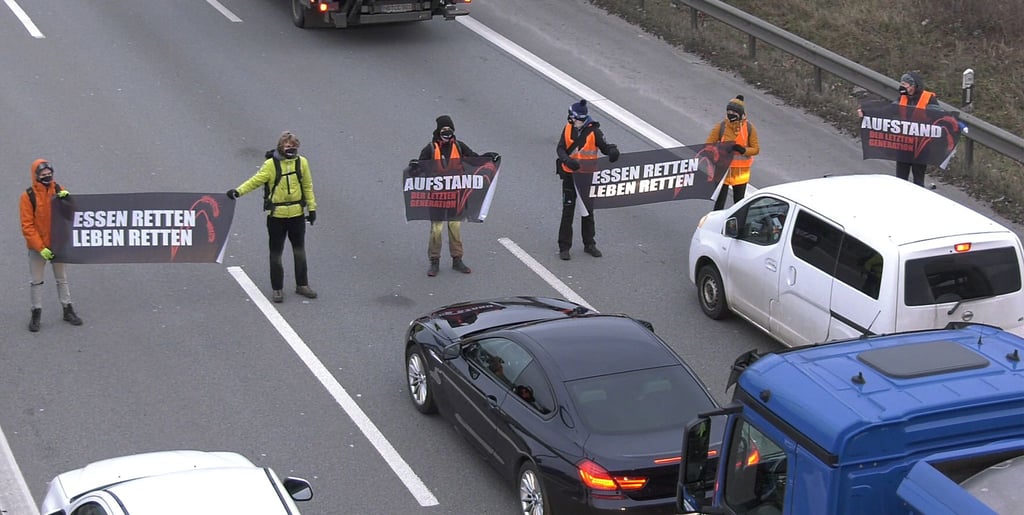 Die Gruppe in Berlin nennt sich „Aufstand der letzten Generation“ und fordert unter anderem eine Agrarwende.
