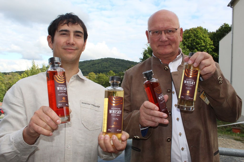 Brenner und Start-up-Unternehmer Martin Wagner und Brauereichef Steffen Dittmer aus Löbau mit dem ersten Oberlausitzer Whisky.