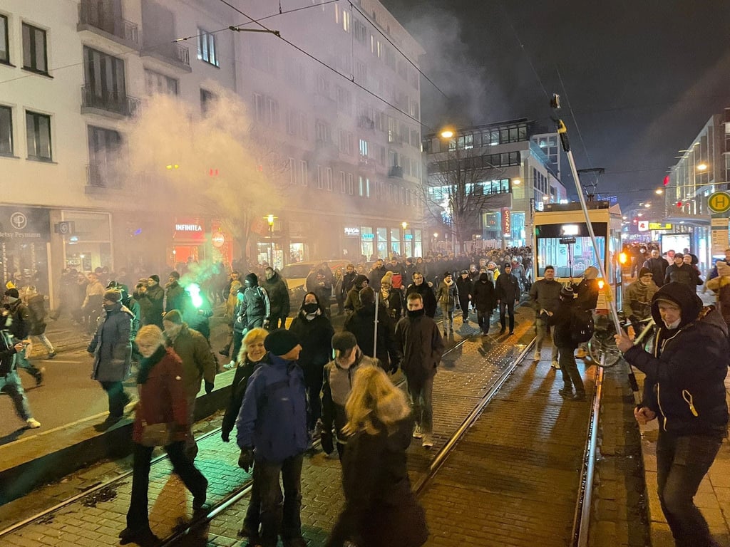 Teilnehmer der Demonstration in Magdeburg gegen die Corona-Maßnahmen, hier im Breiten Weg nahe des Einkaufszentrums Allee-Center.