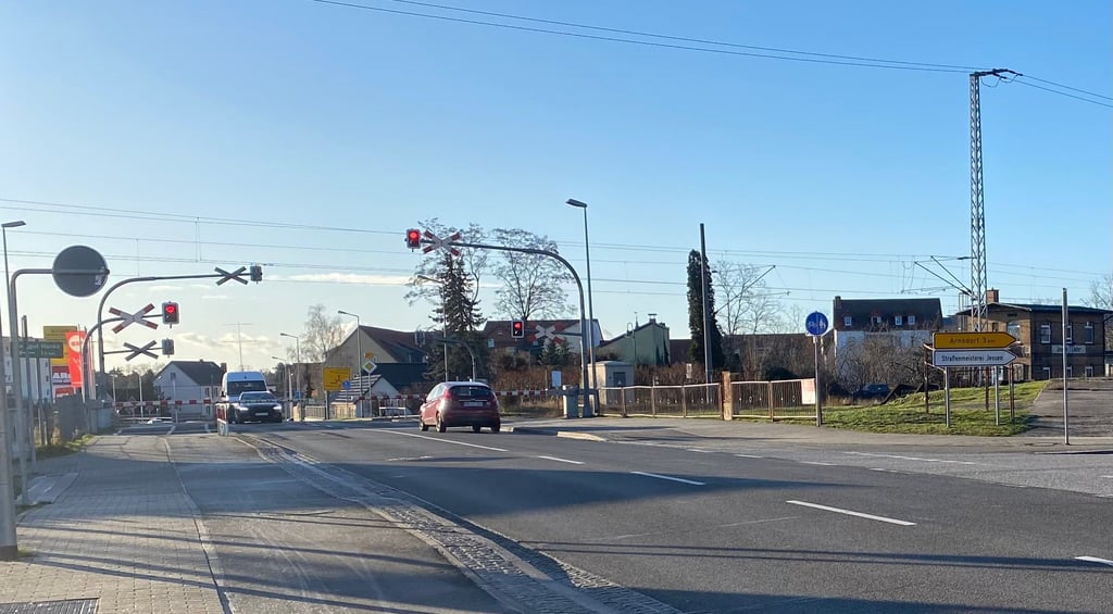 Auch am Jessener Bahnübergang wird es zeitweilig recht still werden.