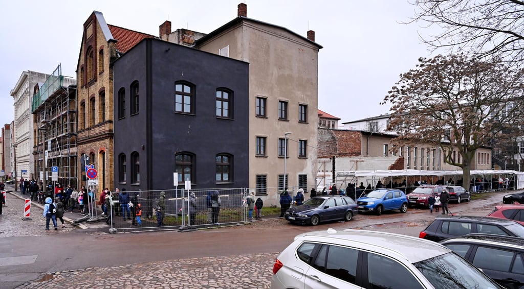 Blick auf die Warteschlange der Fieberambulanz. Ein mal rund ums Karree standen am Dienstag, 1. Februar 2022, Magdeburger für einen PCR-Test an.