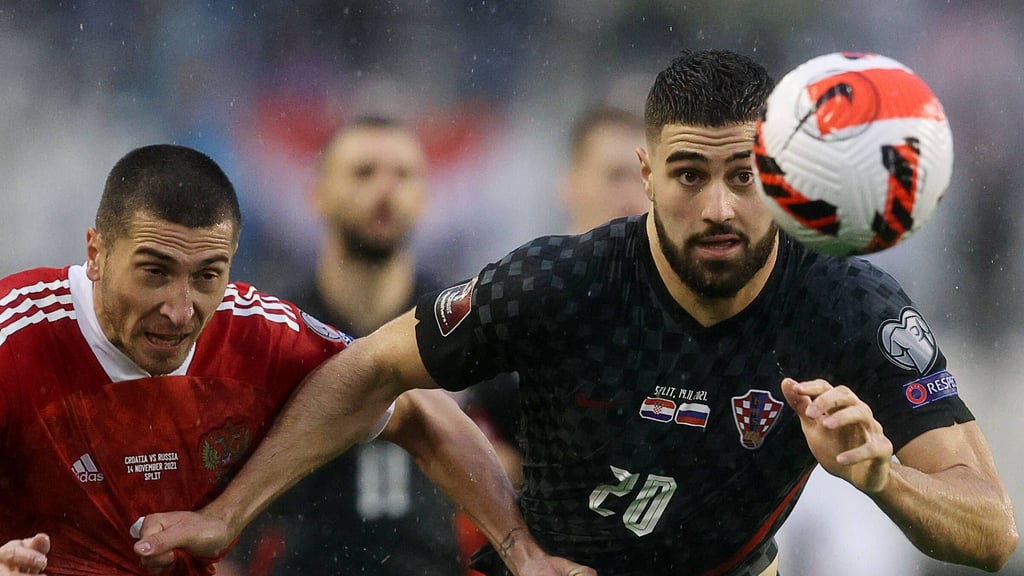 Josko Gvardiol (r.) hält sich beim einem Spiel mit der kroatischen Nationalelf einen Gegner vom Leib.