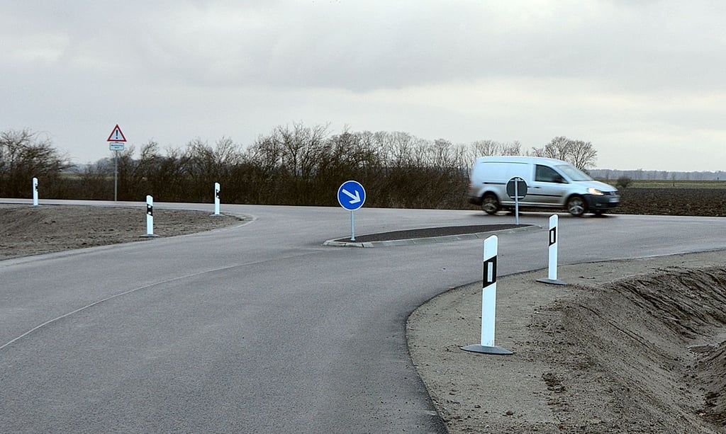 Die neue Kreuzung der K1020 am Abzweig Esack – ohne FDJ-Symbol. Es kommt im Frühjahr etwas abseits wieder auf die Straße.