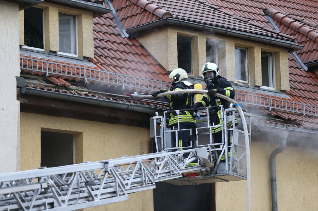 38 Einsatzkräfte der Feuerwehr aus Braunsbedra, Merseburg und Beuna sind vor Ort und bekämpfen das Feuer.