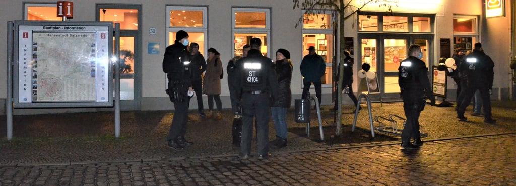 Bei einer als „Spaziergang“ bezeichneten, unangemeldeten Versammlung in Salzwedel am Abend des 31. Januar nahm die Polizei die Personalien von Teilnehmenden auf.