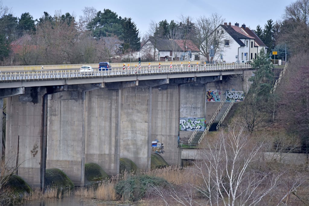 An der Brücke über den Stauseeeinlauf wird gebaut.