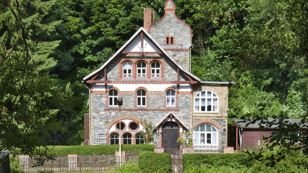 Wer sich zwischen den Wanderabenteuern im Harz-Urlaub nicht in einem der vielen klassischen Hotels ausruhen möchte, sondern außergewöhnliche Unterkünfte sucht, wird beispielsweise in Tresburg fündig. 