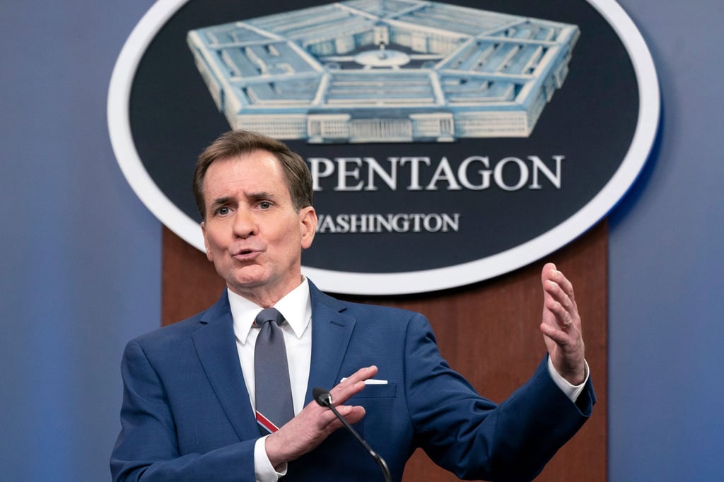 John Kirby, der Sprecher des Pentagon, spricht auf einer Pressekonferenz.