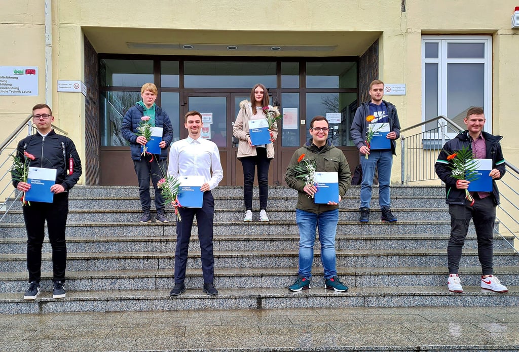 Die Chemikanten in Leuna haben ihre Ausbildungszeugnisse erhalten und sind jetzt Facharbeiter.