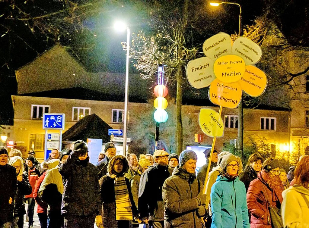Demonstration gegen die aktuellen Coronamaßnahmen und eine mögliche Impfpflicht durch die Wittenberger Innenstadt am Montagabend.
