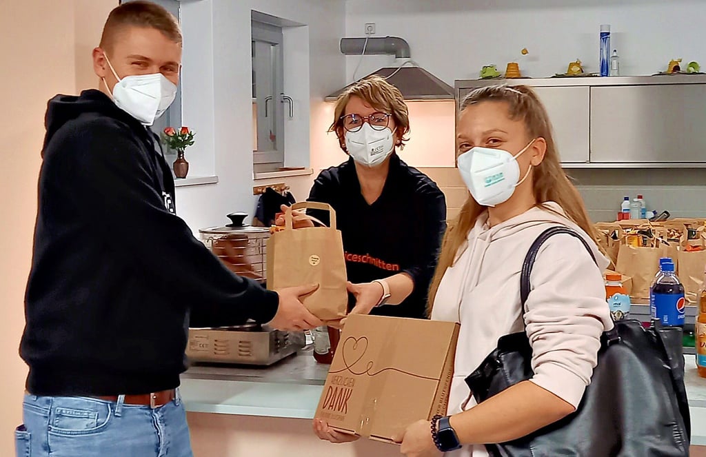 Erstspenderin Cheyenne Huchel wurde von ihrem Freund Marius Wille angeworben. Beide werden nach der Spende von Katja Matzek mit Lunchtüten und einem Würstchen auf die Faust verwöhnt.