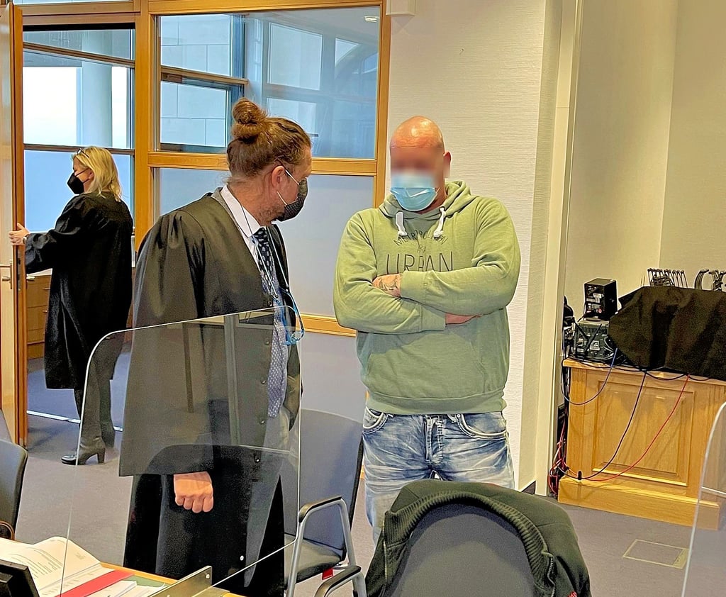 Der Angeklagte Christian N. im Gespräch mit seinem Verteidiger Enrico Besecke.