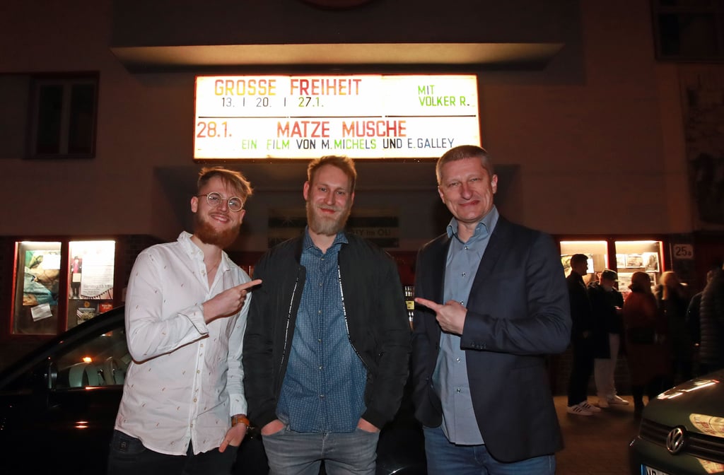 SCM-Spieler Matthias Musche (Mitte) steht gemeinsam mit den beiden Filmmachern Eik Galley vom MDR (rechts) und Michel Michels vor der Premiere seiner Dokumentation „Vom Patienten zum Athleten“ vor dem OLi-Kino.