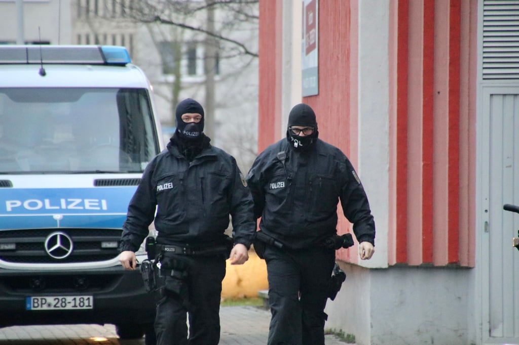 In Halle durchsuchten Bundespolizisten am Dienstag zwei Wohnobjekte.