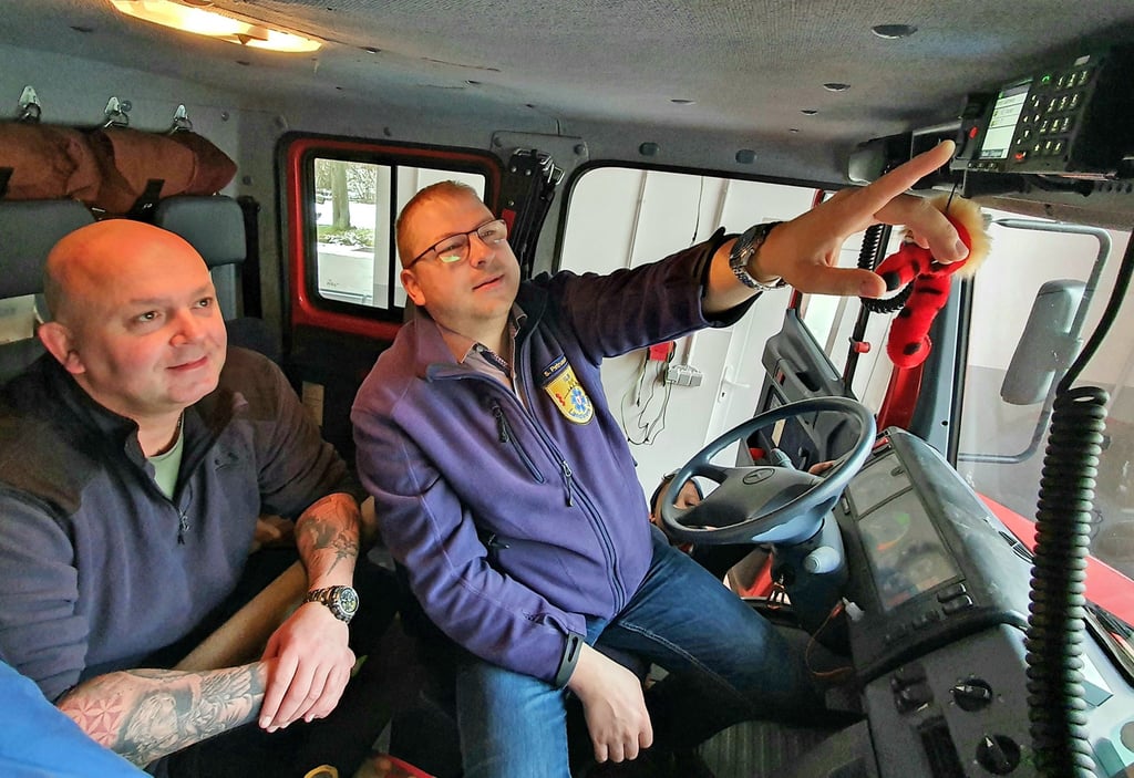 Notlösung: Nico Hartung (l.) und Sebastian Petrusch navigieren sich durchs Menü. Wenn die Handfunkgeräte keinen Empfang haben, kann mit dem Fahrzeugfunkgerät improvisiert werden. Doch das ist umständlich.